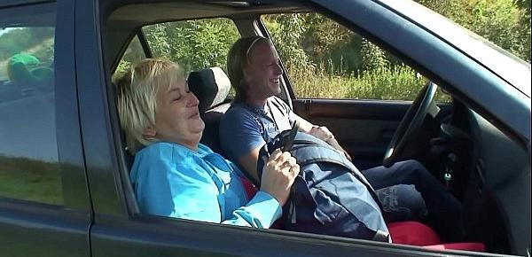  Old granny getting nailed in the car
